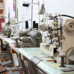 Atelier textile équipé pour les pros à Marseille : machines à coudre industrielles de qualité, atelier de confection, patronage à plat, coupe, assemblage, repassage et finitions