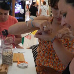 création de bijou, animation participative, evenementiel creatif, atelier creatif, diy, réalisations participants, terrasses du port, make it marseille