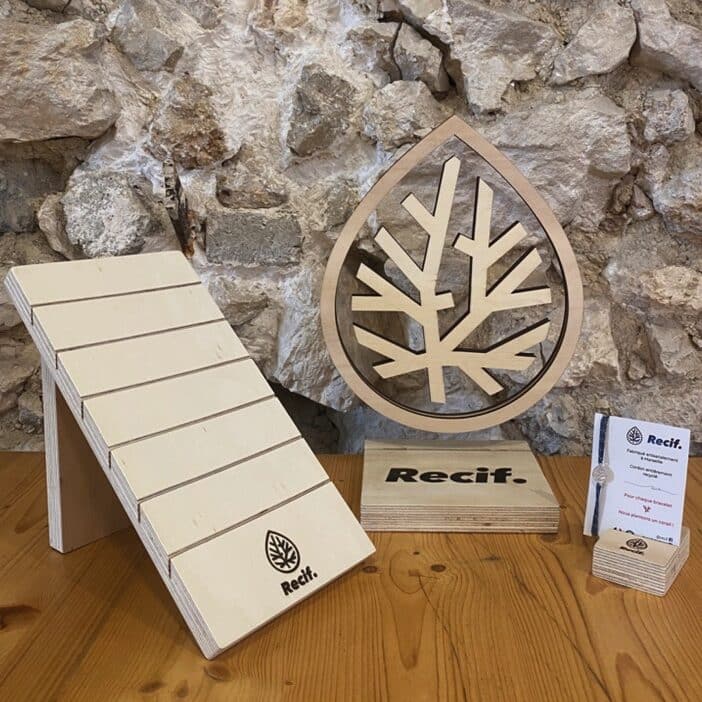 fabrication-de-presentoirs-personnalises-recif